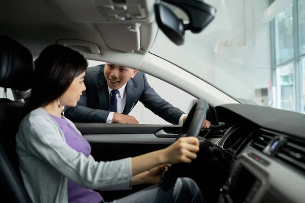 Salesman Talking Female Customer Sitting Car — Stock Photo, Image