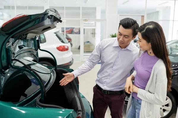 Ásia Casal Discutir Pequeno Tronco Carro Automóvel Carro Concessionária — Fotografia de Stock