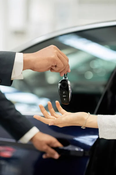 Carro Concessionário Dando Chaves Para Cliente Feminino — Fotografia de Stock