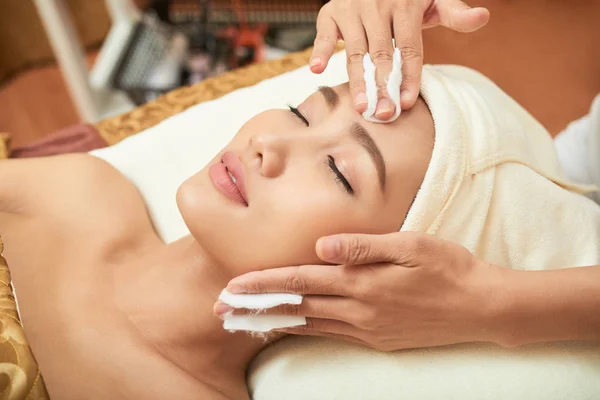 Mulher Asiática Deitada Mesa Tratamento Com Olhos Fechados Tendo Massagem — Fotografia de Stock