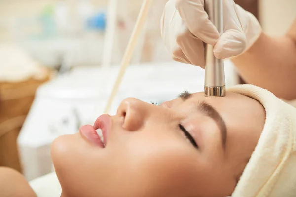 Woman Lying Treatment Table While Highly Professional Beautician Massaging Her — Stock Photo, Image