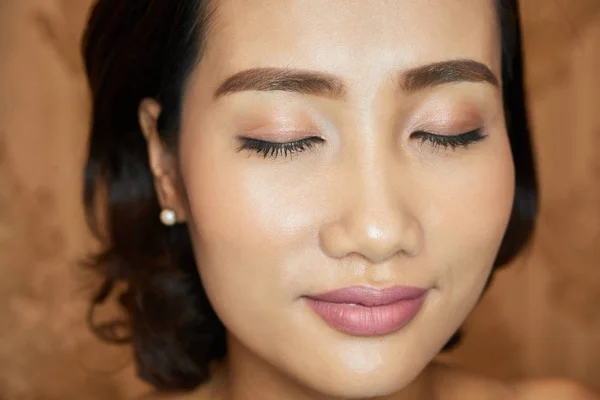 面对有吸引力的亚洲妇女为摄影拍照用闭合的眼睛 — 图库照片