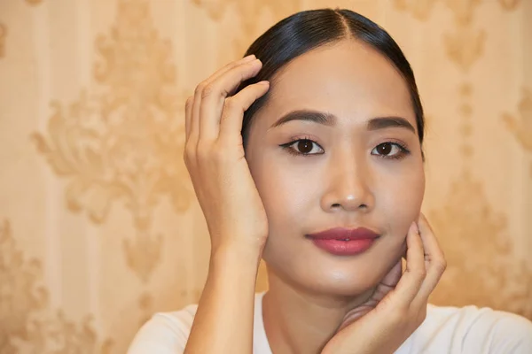 Głowa Ramiona Portret Pięknej Kobiety Azjatki Patrząc Kamery — Zdjęcie stockowe
