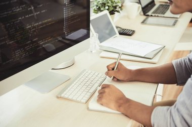 Tablo içindeki bilgisayarda çalışan işadamı office
