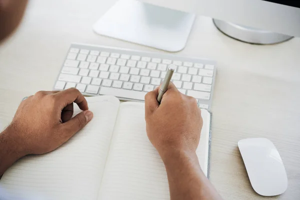 Close Van Man Schrijven Zijn Notitieblok — Stockfoto