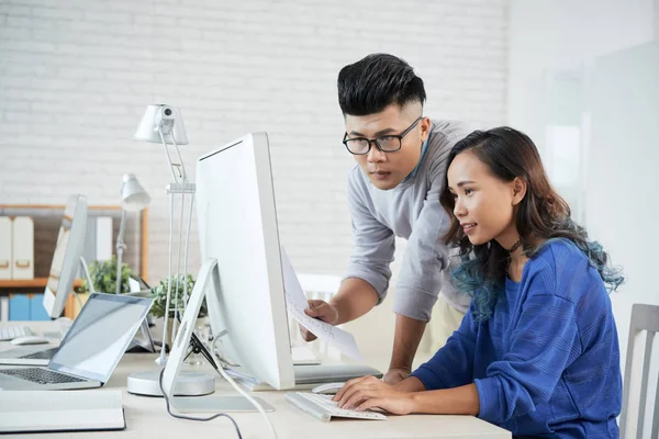 Två Kollegor Diskuterar Presentation Datorn Kontoret — Stockfoto