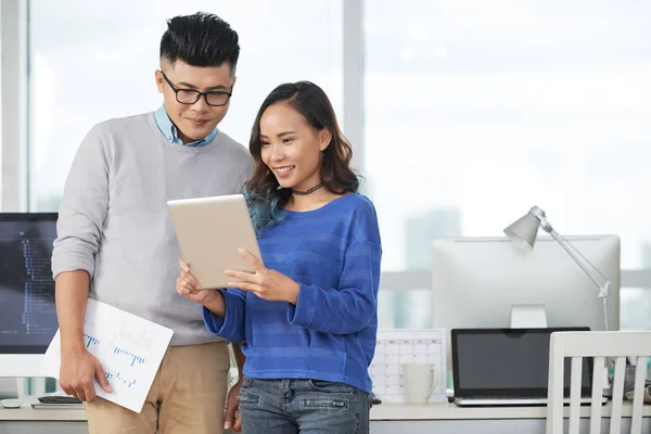 Jóvenes Negocios Usando Tabletas Mientras Están Pie Oficina —  Fotos de Stock