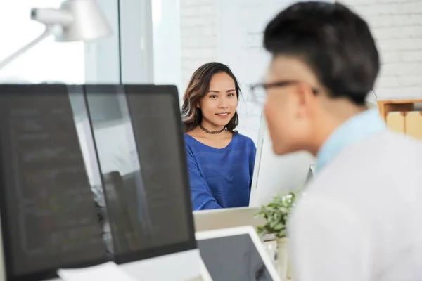 Jeune Femme Affaires Travaillant Sur Lieu Travail Devant Collègue Homme — Photo