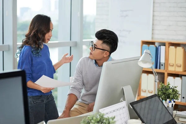 Compañeros Trabajo Discutiendo Negocios Juntos Oficina — Foto de Stock