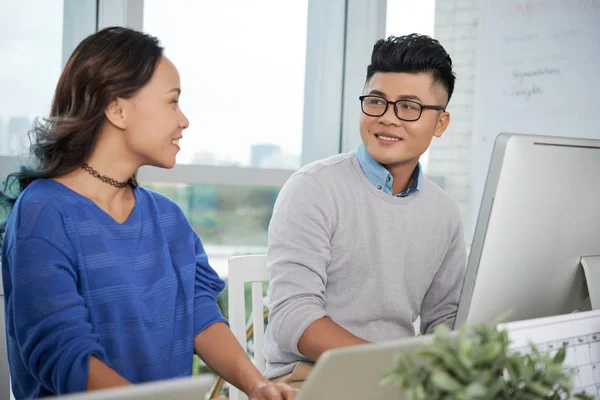 Empresario Asiático Empresaria Asiática Sentados Lugar Trabajo Juntos Comunicándose —  Fotos de Stock