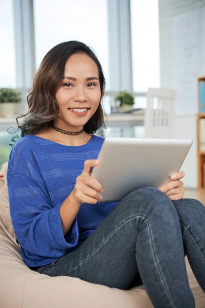 Potret Wanita Pengusaha Muda Yang Tersenyum Duduk Dan Menggunakan Touchpad — Stok Foto