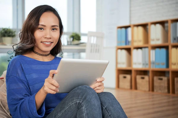 Sorrindo Jovem Empresária Asiática Usando Tablet Olhando Para Câmera — Fotografia de Stock
