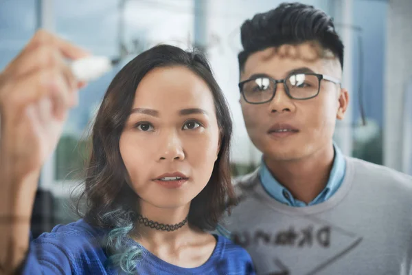 Pasangan Muda Asia Menulis Dinding Kaca Kantor — Stok Foto