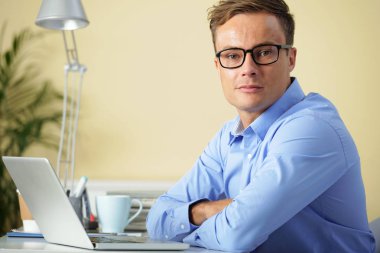 Genç yakışıklı program geliştirici kameraya bakarak bardaklarda portresi