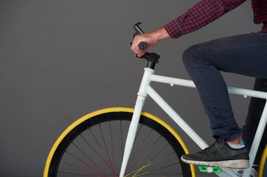 Bisiklet, gri izole kişini kırpılmış görüntü