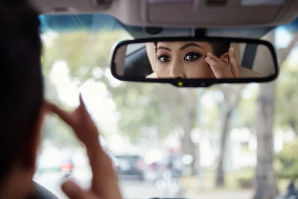 Belo Motorista Vietnamita Feminino Olhando Para Retrovisor Espelho Vidro Janela — Fotografia de Stock