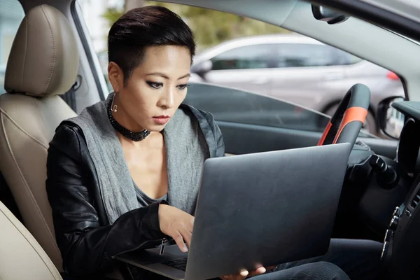 Sittting Ładny Asian Kobieta Jej Samochodzie Pracy Laptopie — Zdjęcie stockowe