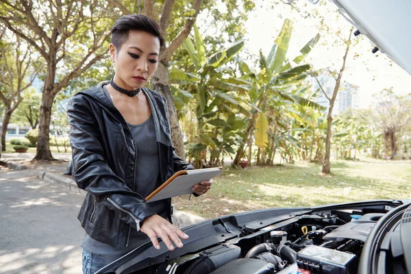 Mujer Siguiendo Las Instrucciones Tableta Digital Comprobar Coche — Foto de Stock