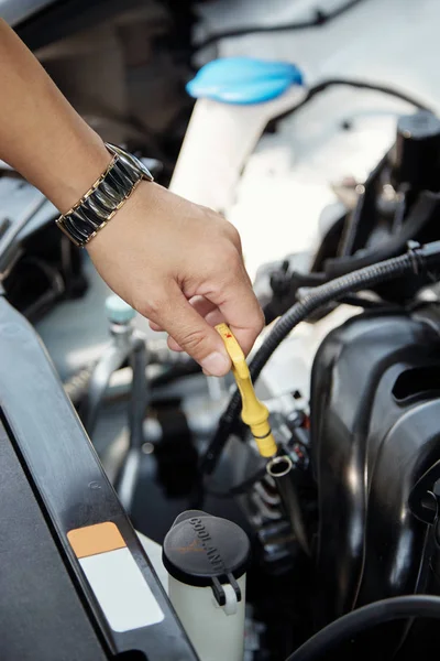 Mão Motorista Verificando Nível Óleo Carro — Fotografia de Stock