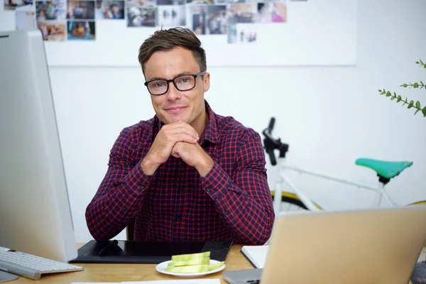 Portrét Šťastný Mladý Muž Jeho Stolu Office — Stock fotografie