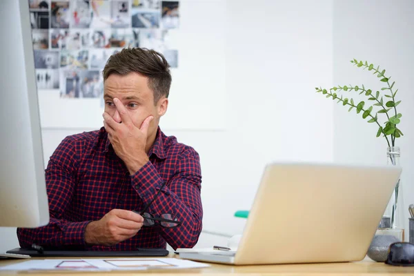 Homem Emocional Lendo Mostrando Notícias Tela Computador — Fotografia de Stock