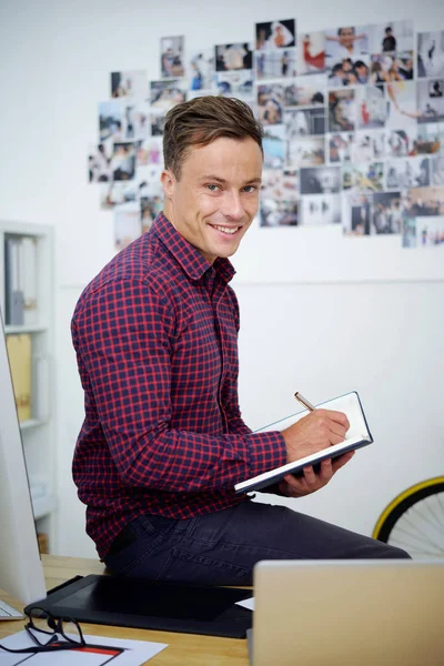 Bonito Empresário Sorridente Tomando Notas Seu Bloco Notas — Fotografia de Stock