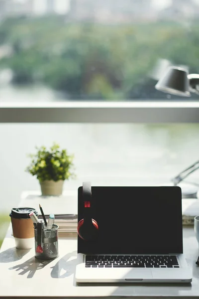 Öppnade Laptop Och Hörlurar Bordet Vid Fönstret — Stockfoto