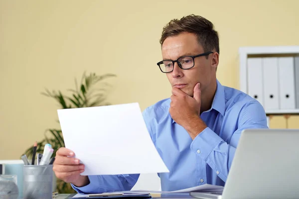 Fundersam Företagsledare Läsa Viktiga Finansiella Rapport — Stockfoto