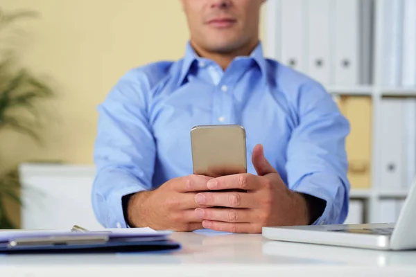 Geschäftsmann Checkt Während Kurzer Arbeitspause Nachrichten Auf Seinem Smartphone — Stockfoto