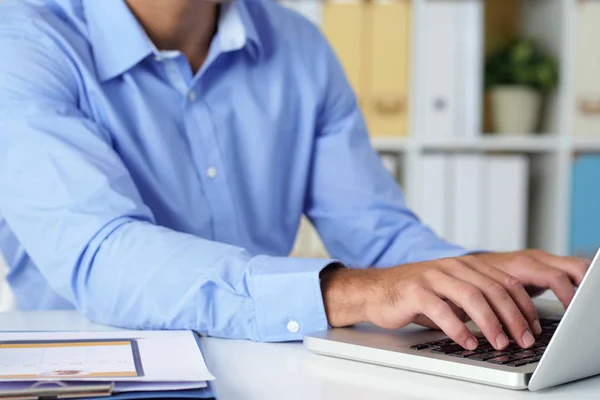 Beskuren Bild Affärsmannen Arbetar Bärbar Dator — Stockfoto