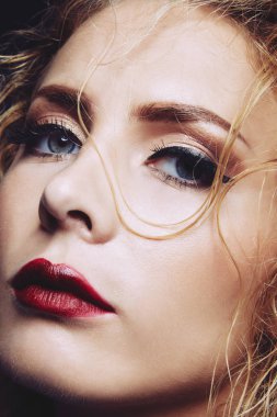 Parlak şaşırtıcı ile güzel sarışın kadının yüz makyaj