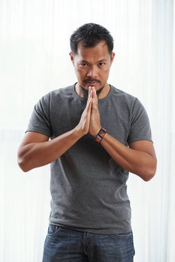 Namaste işaret, üzerinde beyaz izole gösteren Asyalı adam