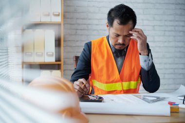 Konut proje üzerinde çalışan dalgın profesyonel mimar