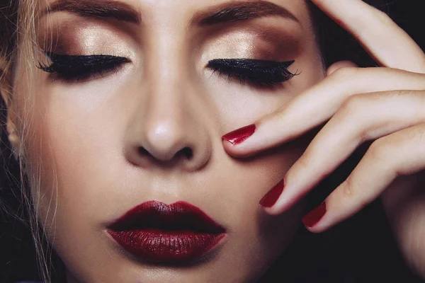 Retrato Cerca Una Hermosa Joven Con Labios Rojos Maquillaje Ojos — Foto de Stock