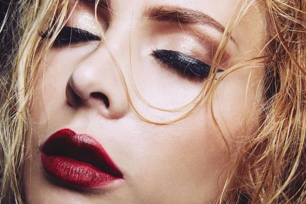 Tam Kırmızı Dudaklar Güzel Göz Makyaj Ile Şehvetli Genç Kadının — Stok fotoğraf