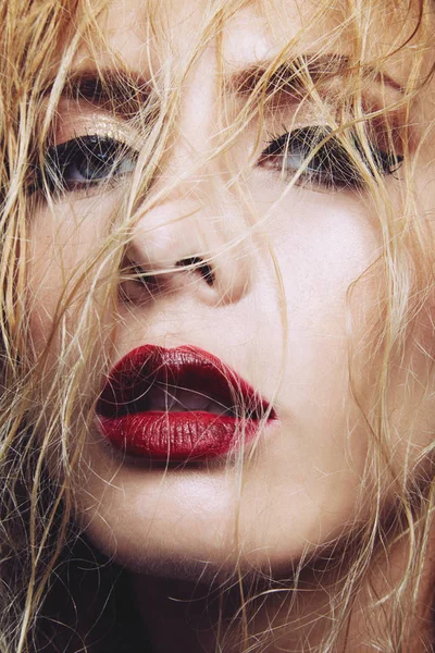 Красива Блондинка Сексуальна Модель Мокрим Волоссям Обличчі Червоними Губами — стокове фото
