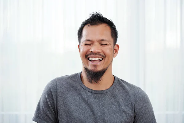 Retrato Feliz Rindo Barbudo Filipino Homem — Fotografia de Stock