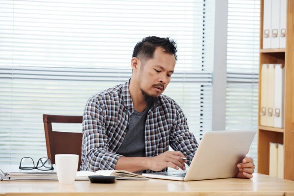 Filipino Empresário Trabalhando Laptop Seu Escritório — Fotografia de Stock