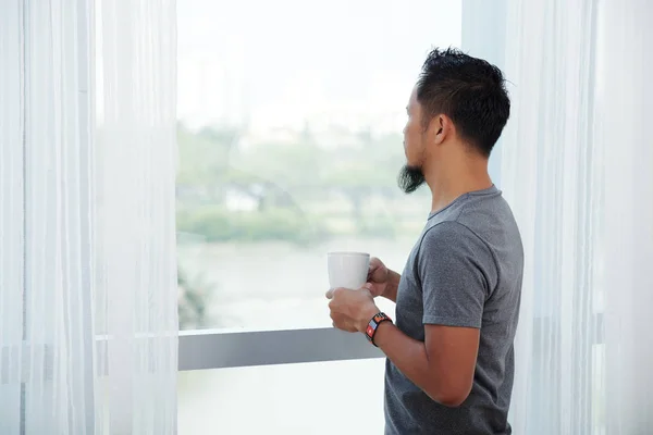 Hombre Bebiendo Café Mañana Mirando Por Ventana — Foto de Stock