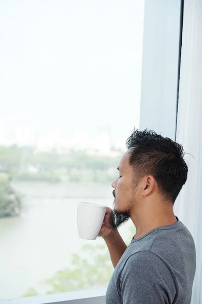 Uomo Bere Caffè Aromatico Godersi Vista Dalla Sua Finestra — Foto Stock