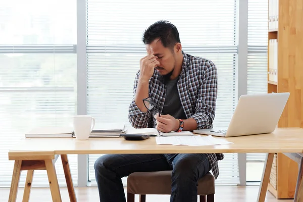 Portret Van Gestresst Moe Zakenman Zijn Bureau Tafel — Stockfoto