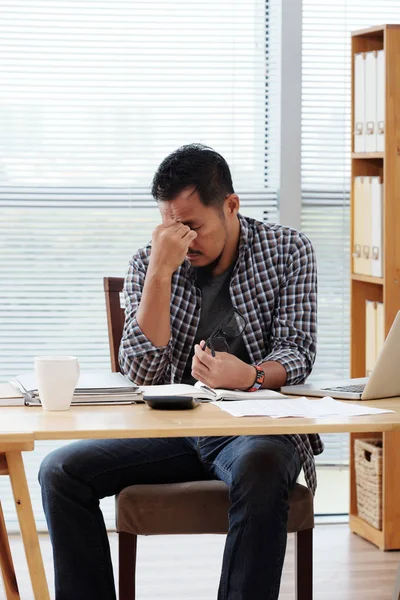 Gefrustreerd Filipijns Zakenman Zijn Bureau Tafel — Stockfoto