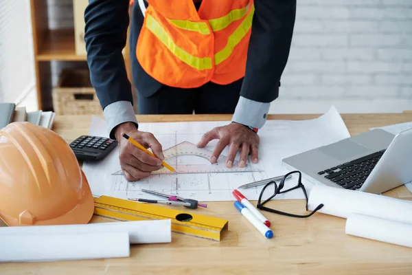 Bijgesneden Afbeelding Van Ingenieur Tekening Bouw Plan — Stockfoto