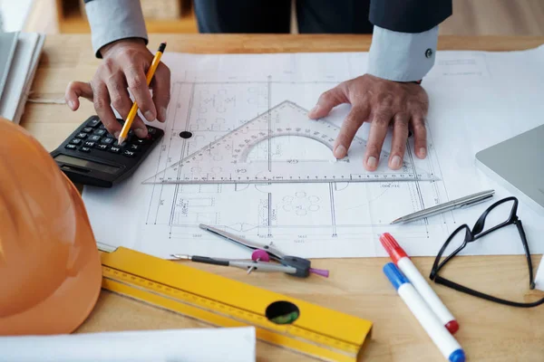 Handen Van Ingenieur Bouw Plan Zijn Tafel Controleren — Stockfoto