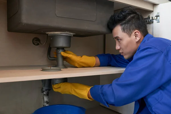 Plombier Changeant Les Détails Système Drainage Dans Cuisine — Photo