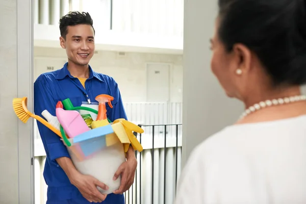 Ung Vietnamesiska Rengöring Service Arbetstagare Kommer Till Lägenhet — Stockfoto