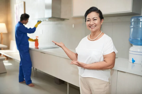 Ευτυχισμένη Γυναίκα Της Ασίας Έχοντας Υδραυλικός Που Εργάζονται Στην Κουζίνα — Φωτογραφία Αρχείου