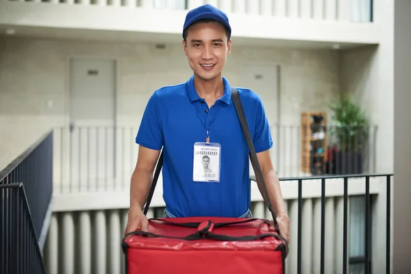 Giovane Asiatico Consegna Uomo Con Grande Borsa Pizza — Foto Stock