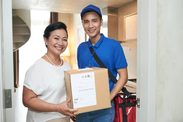 Heureuse Femme Âgée Courrier Tenant Une Grande Boîte Souriant Caméra — Photo