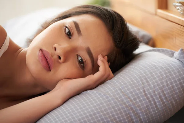 Zamyślony Asian Kobieta Leżąc Łóżku Myśląc Obliczu Problemu — Zdjęcie stockowe